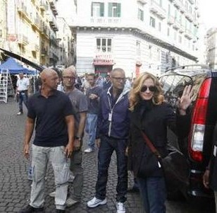 La actriz saludó de lejos a la multitud que acudió a verla rodar sus escenas